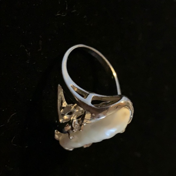 Mother of Pearl and Swirly Silver Ring Sz 9 - Picture 4 of 5